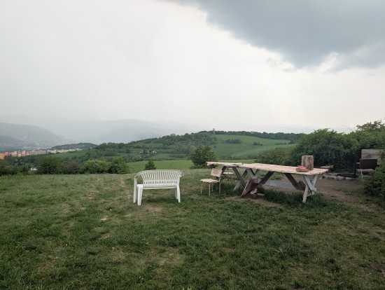 u červené židle